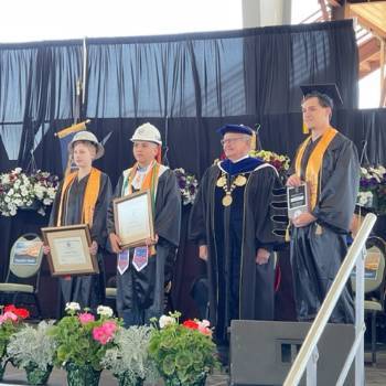 Premios a los mejores estudiantes anunciados en la ceremonia de graduación de New Mexico Tech 2022: New Mexico Tech